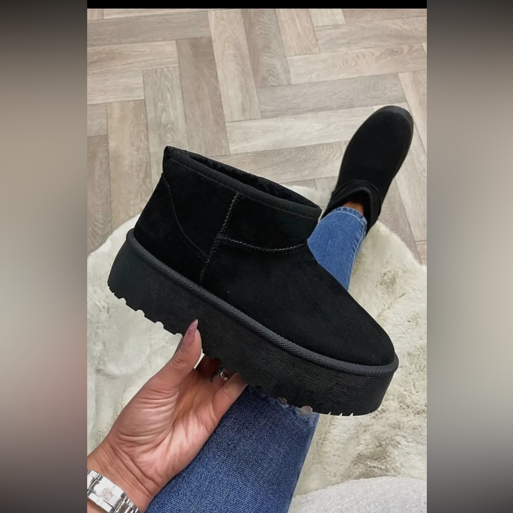 FABULOUS LIGHT SLIP ON LOW ANKLE BOOTS IN BLACK FAUX FUR - Picture 3 of 5